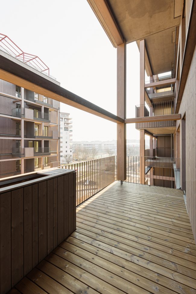 Rote Emma Wien – begrünter Balkon als Außenraum, Holz-Hybrid-Wohnbau